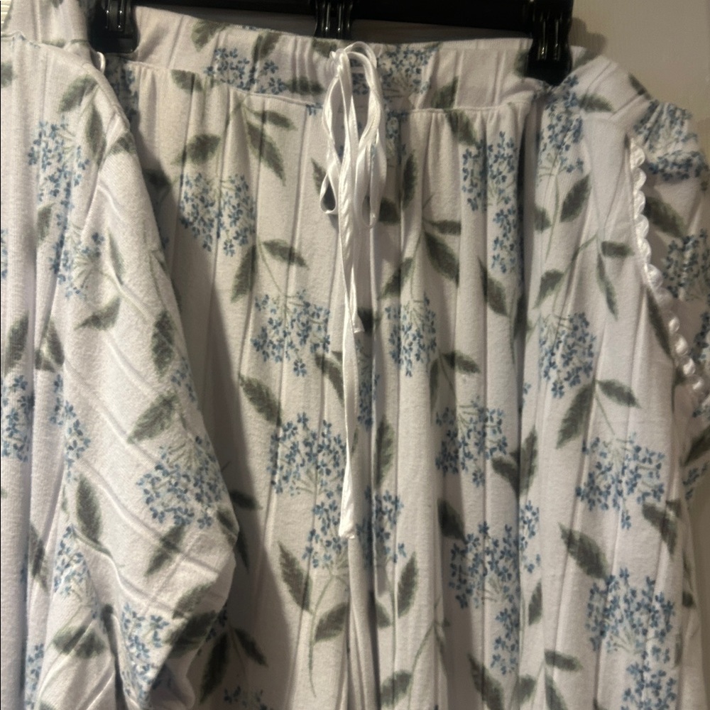 NWT Sz 4x white w/flowers Capri set Croft & barrow - Picture 2 of 4